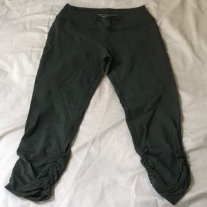 BEYOND Yoga forest green gathered Capri pants
